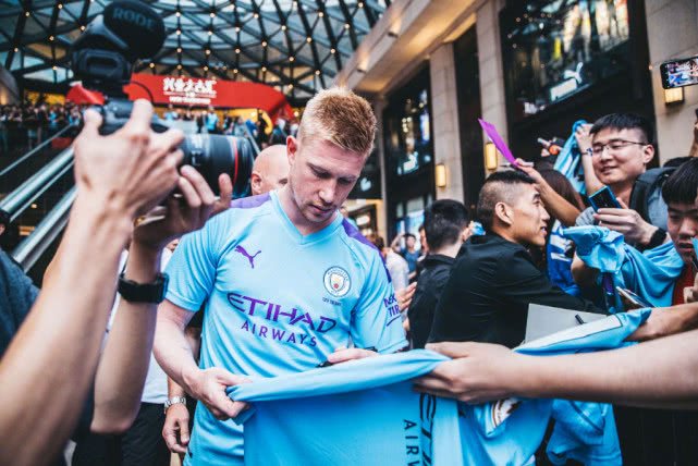 费迪南德之子洛伦兹签下首份职业合同，新赛季为布莱顿U21效力